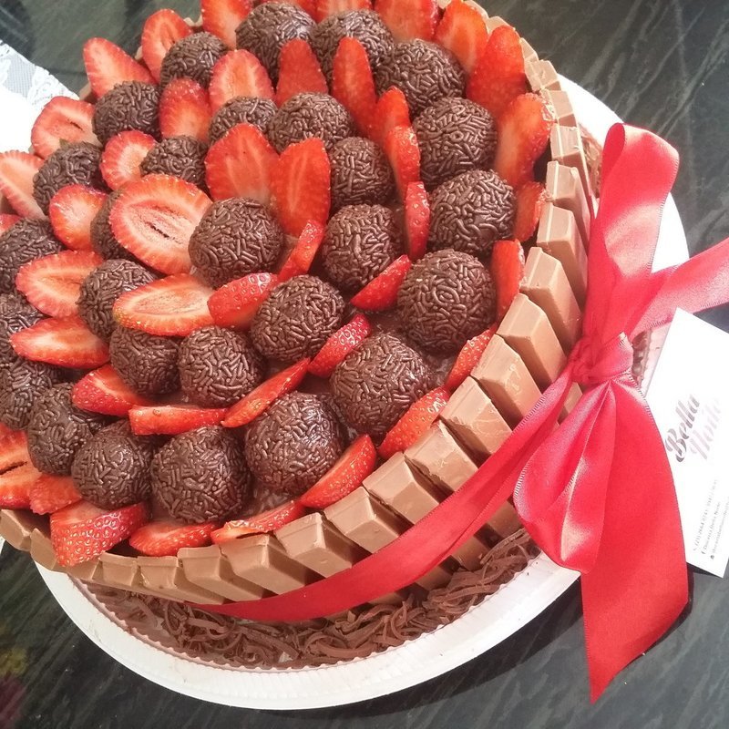 Bolo Kit Kat Chocolate com Morango