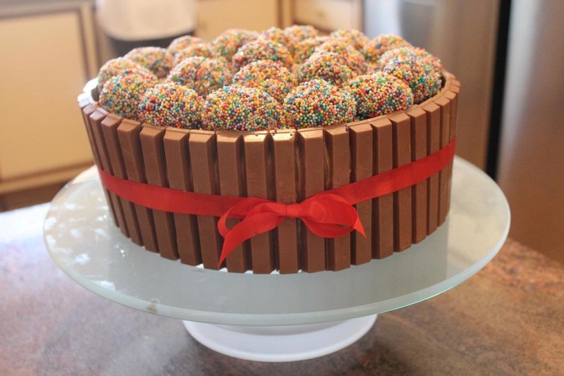 bolo kit kat com doces