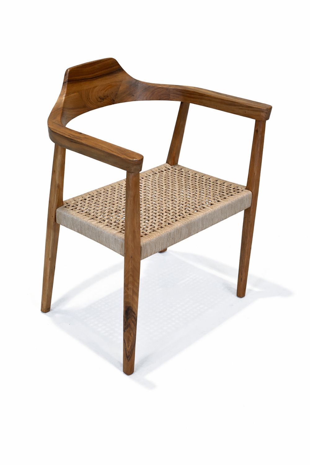 Design stoel in walnotenhout met gewoven zitting