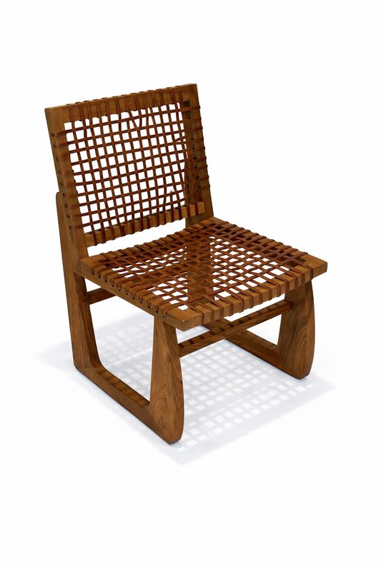 Design stoel in walnotenhout met geweven lederen zitting