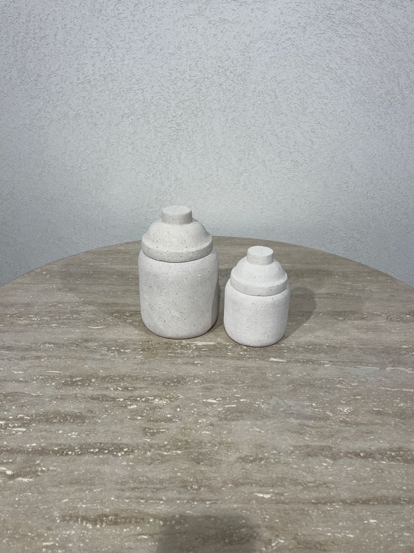 Decoratieve voorraadpotten van steen