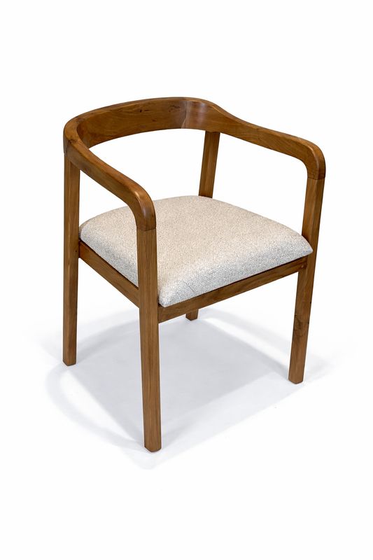 Design stoel in walnotenhout met bouclé zitting