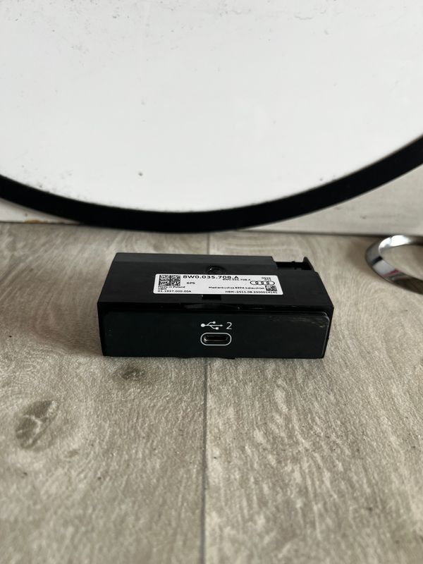 AUDI A4 B9 GNIAZDO PORT USB 8W0035708A