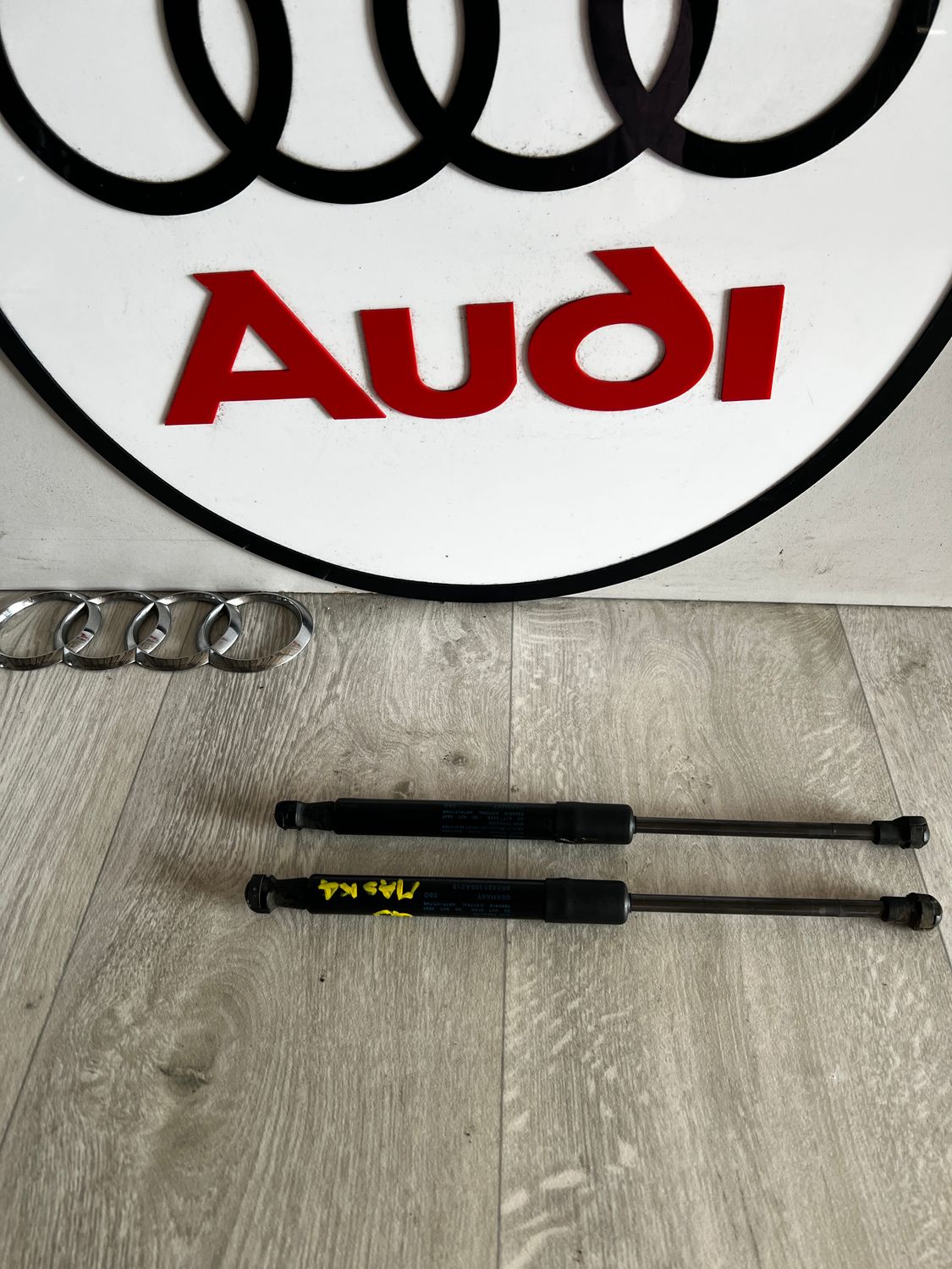 AUDI Q5 8R SIŁOWNIKI MASKI PRZEDNIEJ PRZÓD 8R0823359A