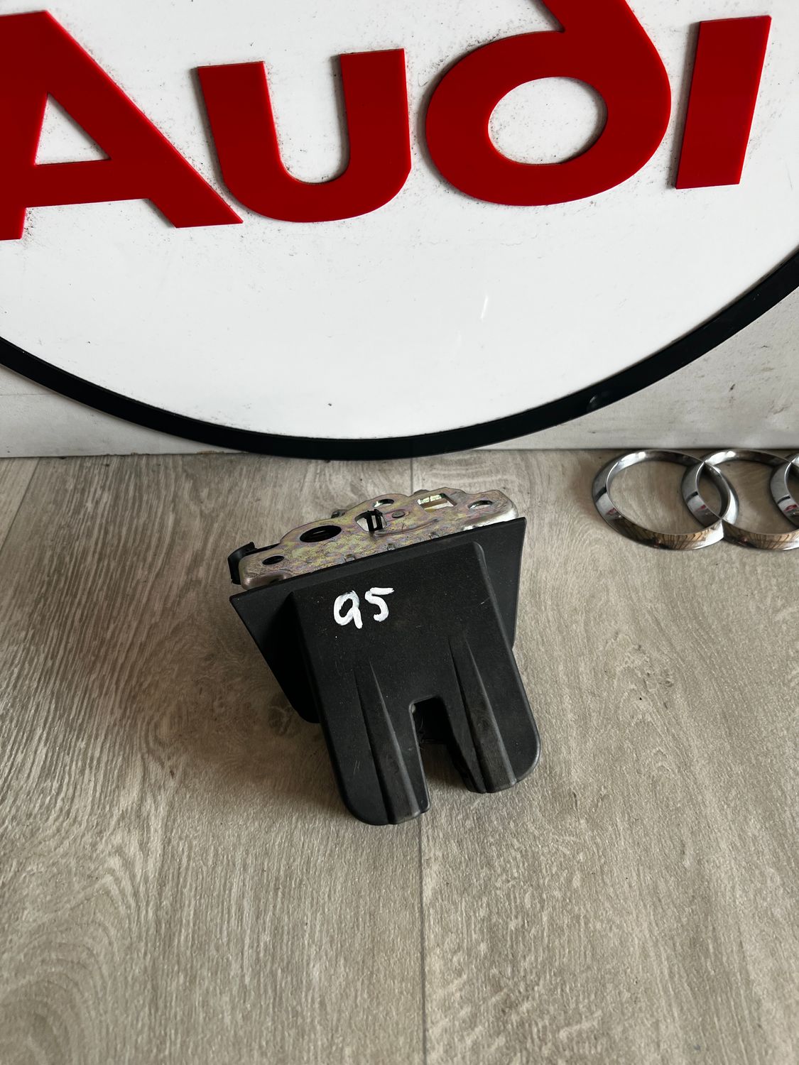 VW AUDI OE ZAMEK KLAPY BAGAŻNIKA TYŁ TYLNY 8R0827505A
