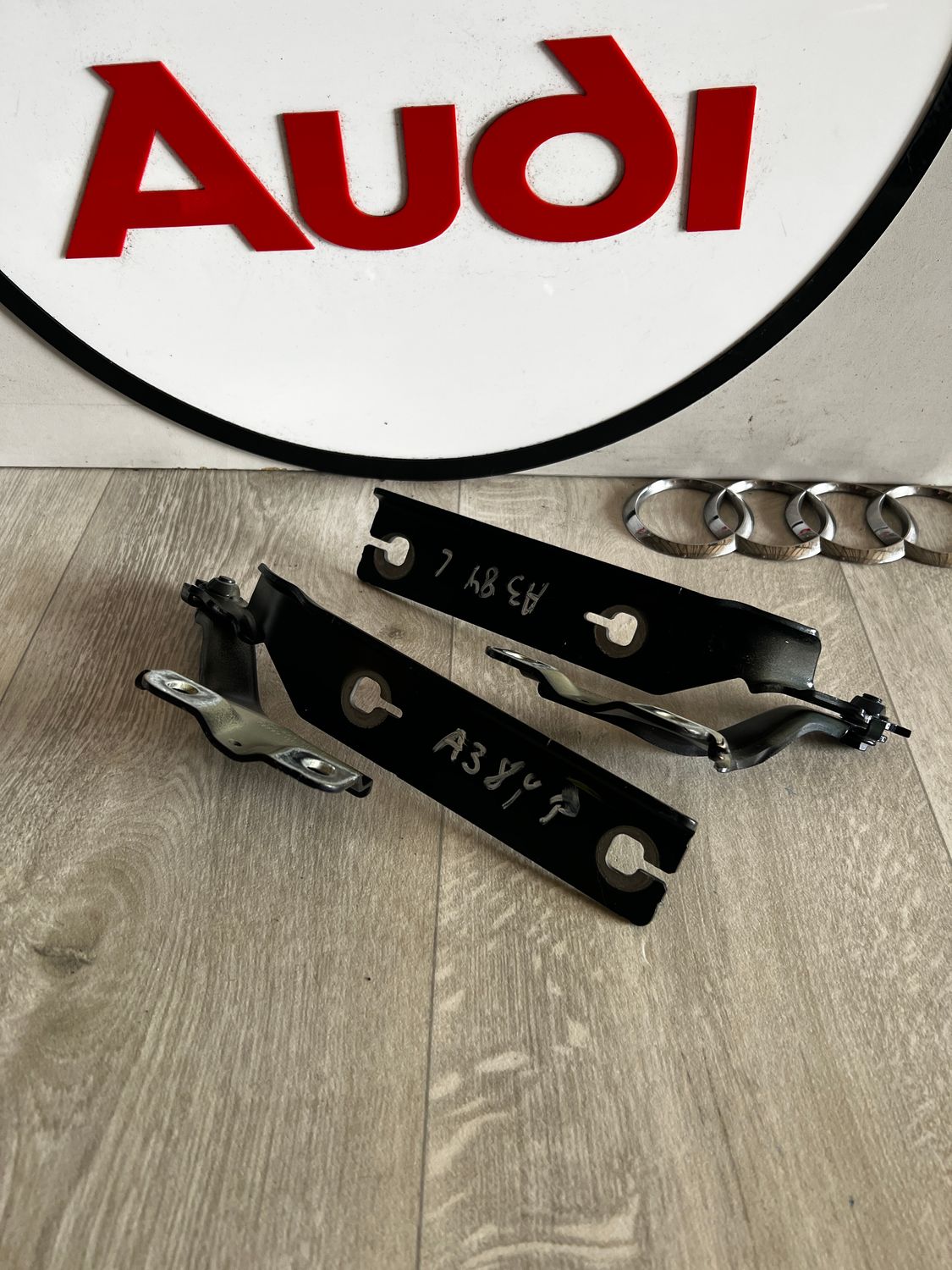 Audi A3 8Y ZAWIAS MASKI PRAWY LEWY PRZÓD 8Y0823302B 8Y0823301B