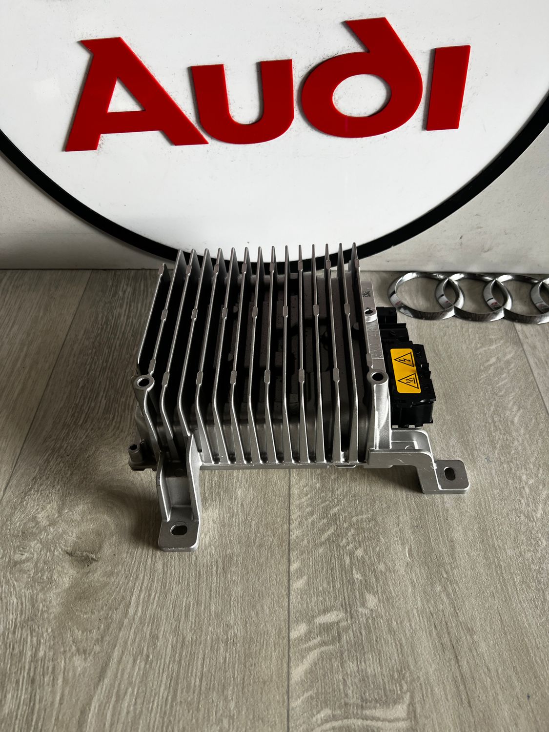 MODUŁ STEROWNIK PRZETWORNIK NAPIĘCIA AUDI A3 8Y VW TIGUAN III 5QS959682B JAK NOWY
