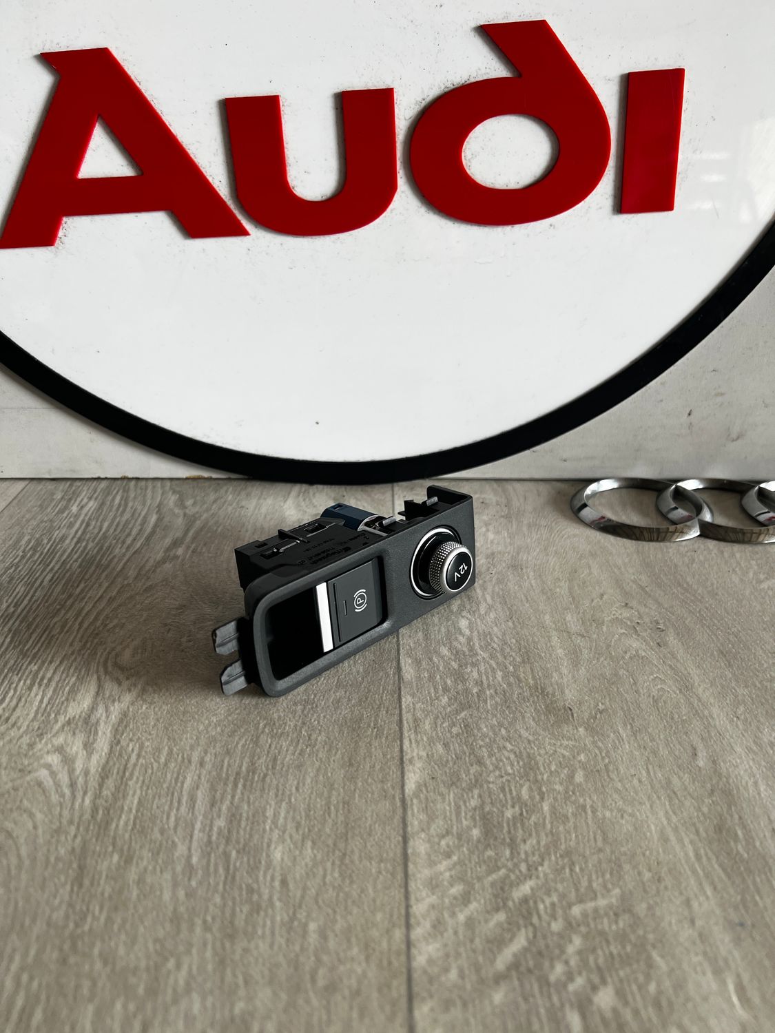 AUDI A3 8Y 2024R  PRZYCISK HAMULCA RECZNEGO 8Y0863349
