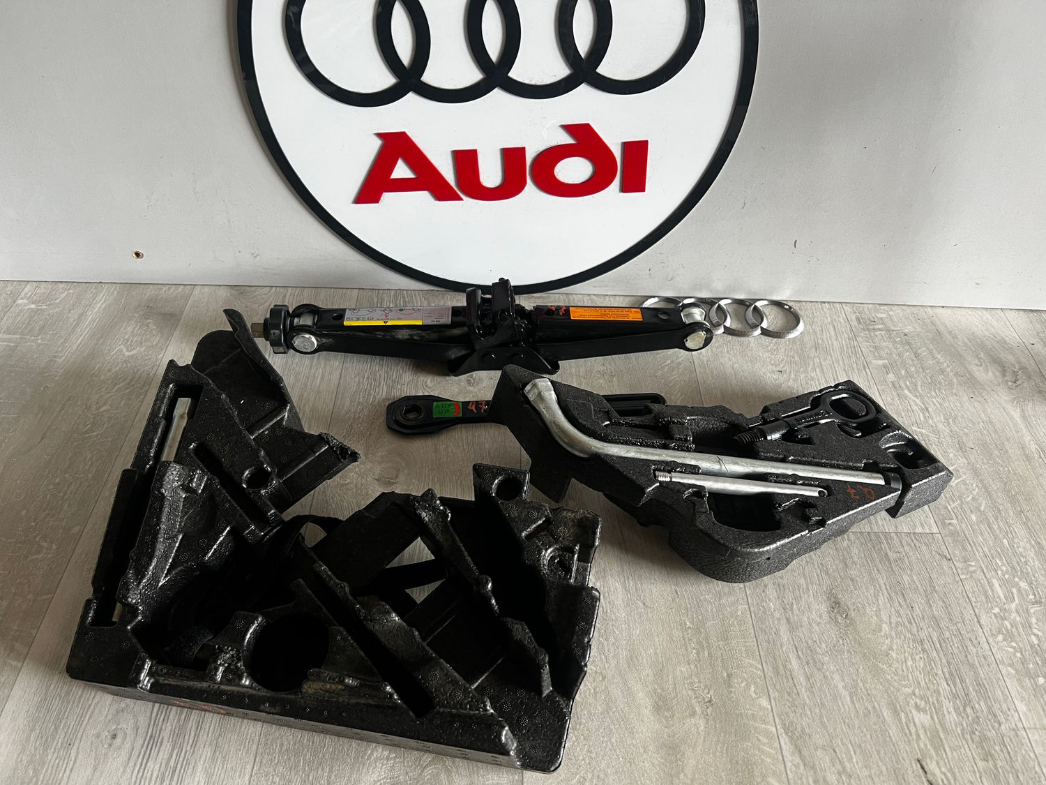 AUDI Q7 4L ZESTAW NAPRAWCZY STYROPIAN KLUCZ LEWAREK 4L0011076 4L0011075 7L6011141 7L6011031B