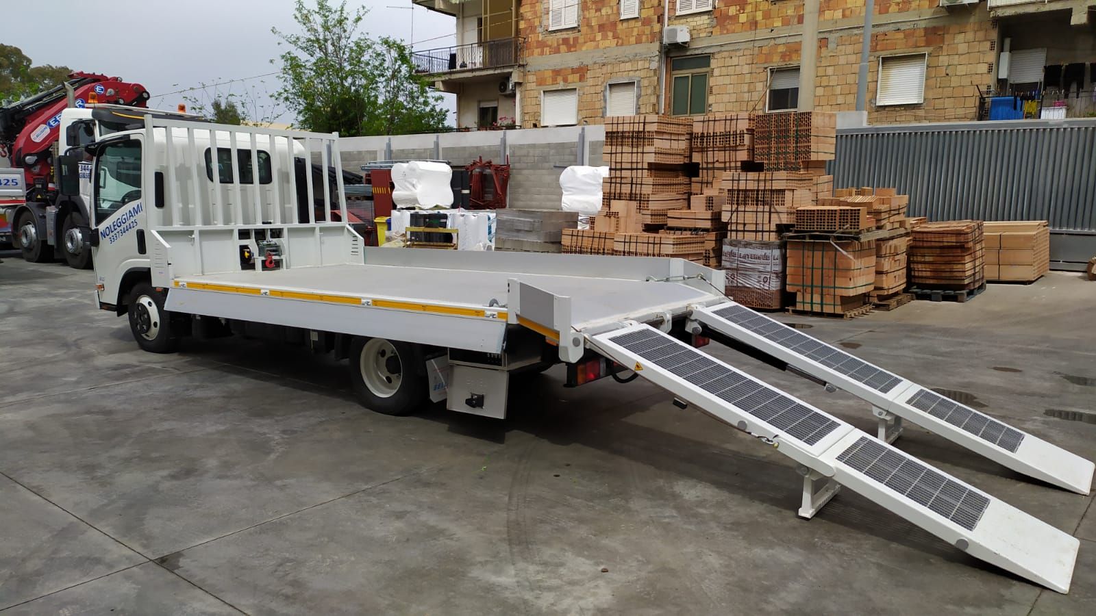 Autocarro Isuzu M55 Carrellone