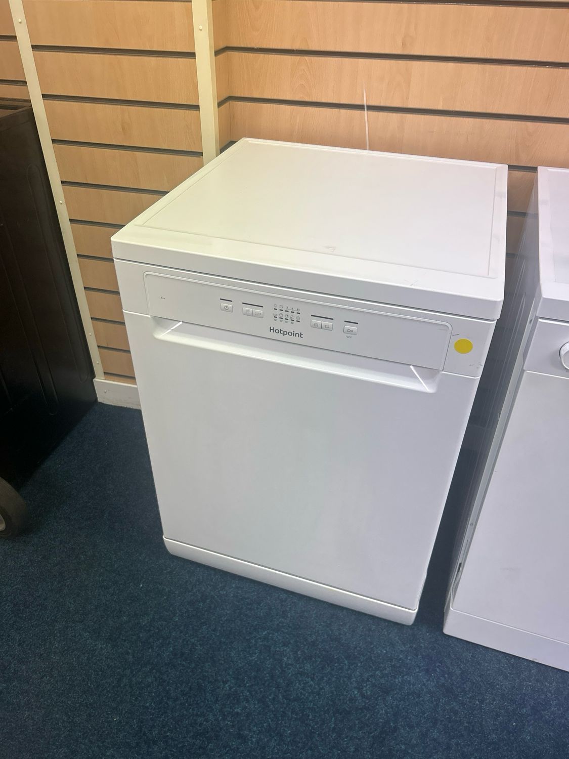 Hotpoint 60cm Free Standing Dishwasher White