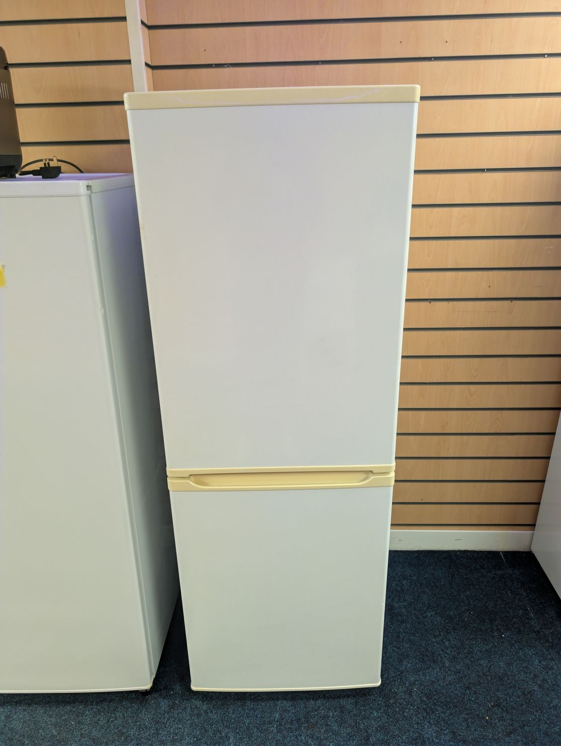 Essentials 60/40Fridge Freezer White H160cm W55cm