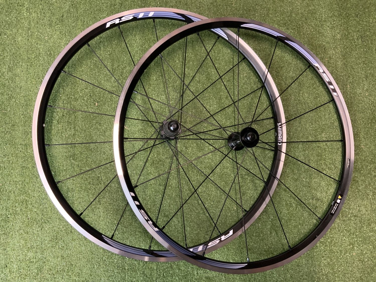 Roue avant et arrière Shimano WHRS11FR @