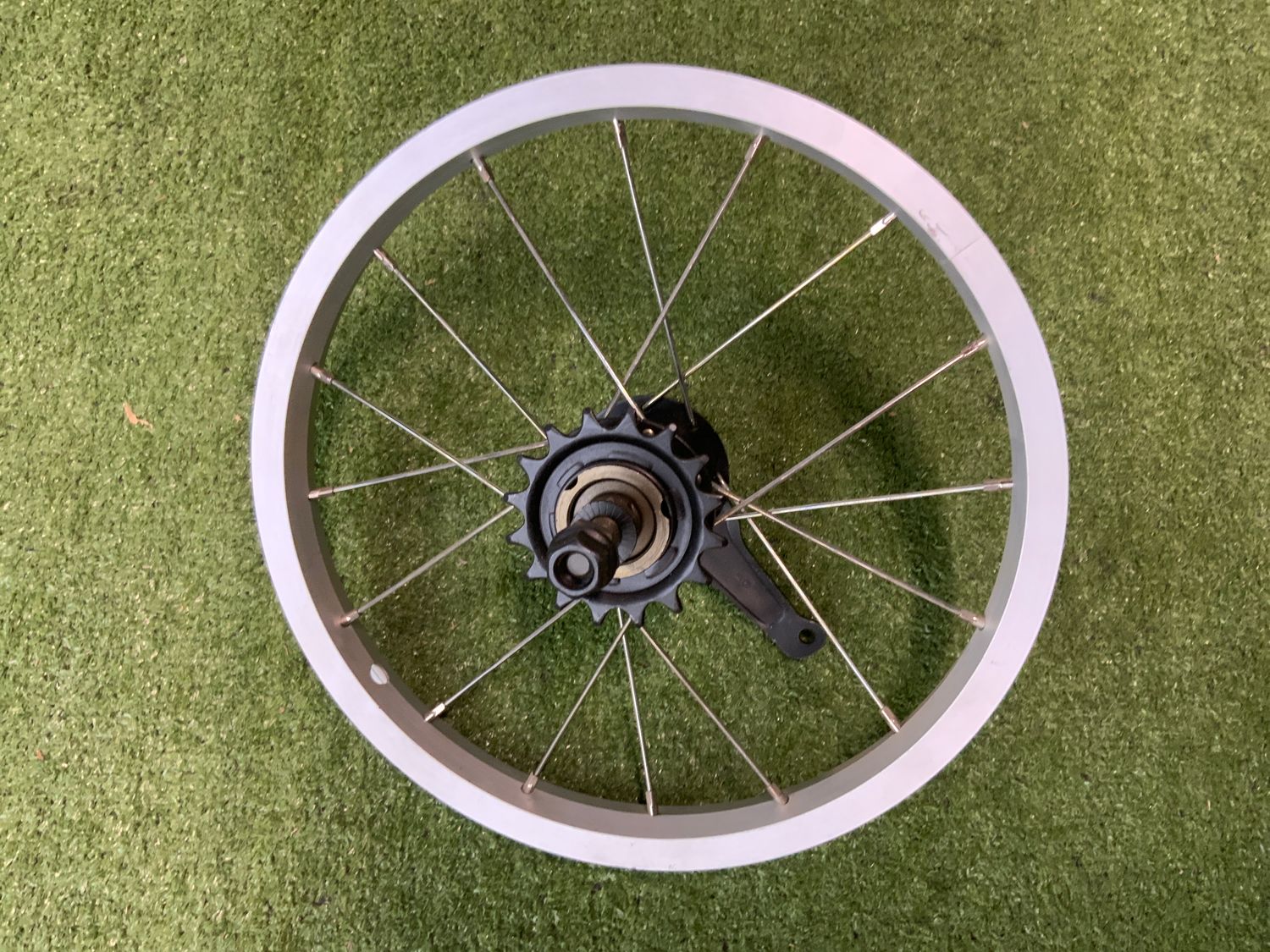 Roue arrière 14&#39;&#39; ARGENT / Model CMC503081 &amp;