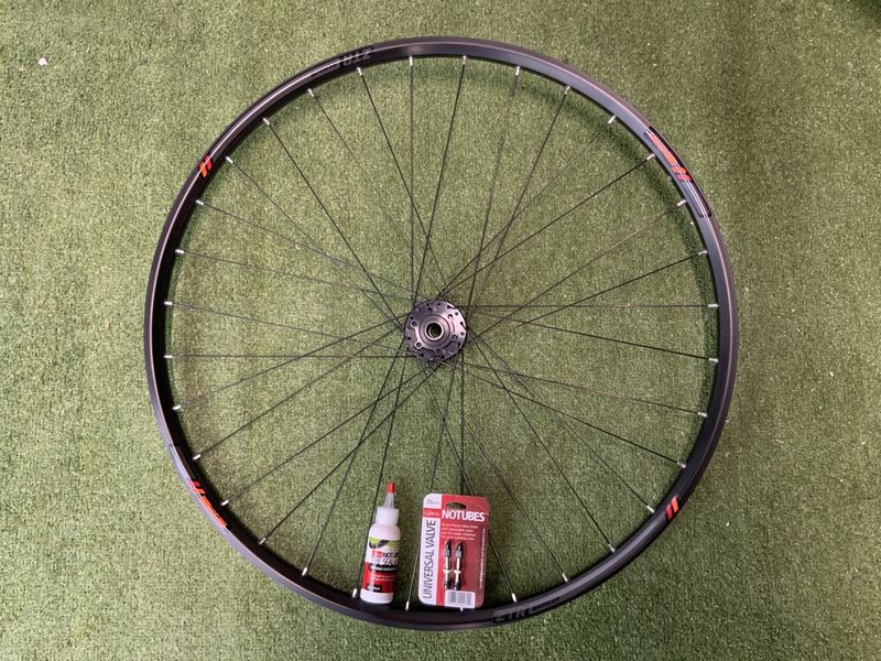 Roue avant Stan&#39;s No Tubes 29&#39;&#39;/ Moyeu Sunringlé SRC disc CRS624  6 trous &amp;