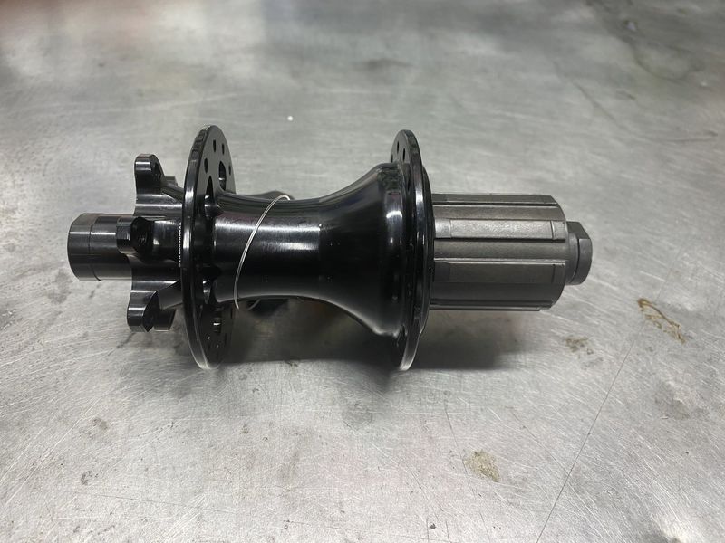 Moyeu arrière HG, 28T, 12 x 142mm, 6 bolt, noir