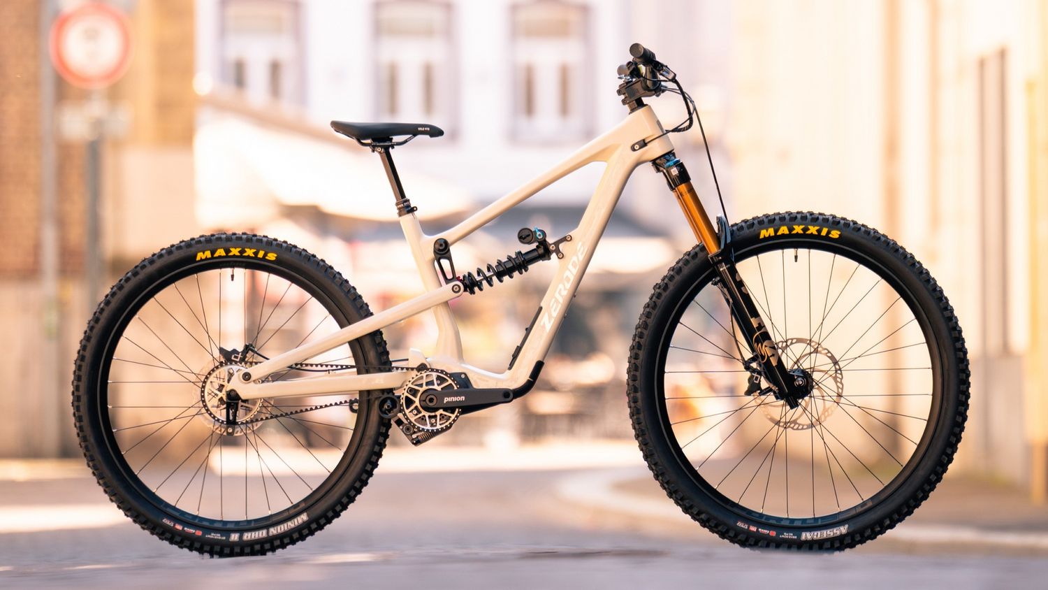 Updated geometry, integrated frame storage, and a modular shock mount for mullet compatibility.