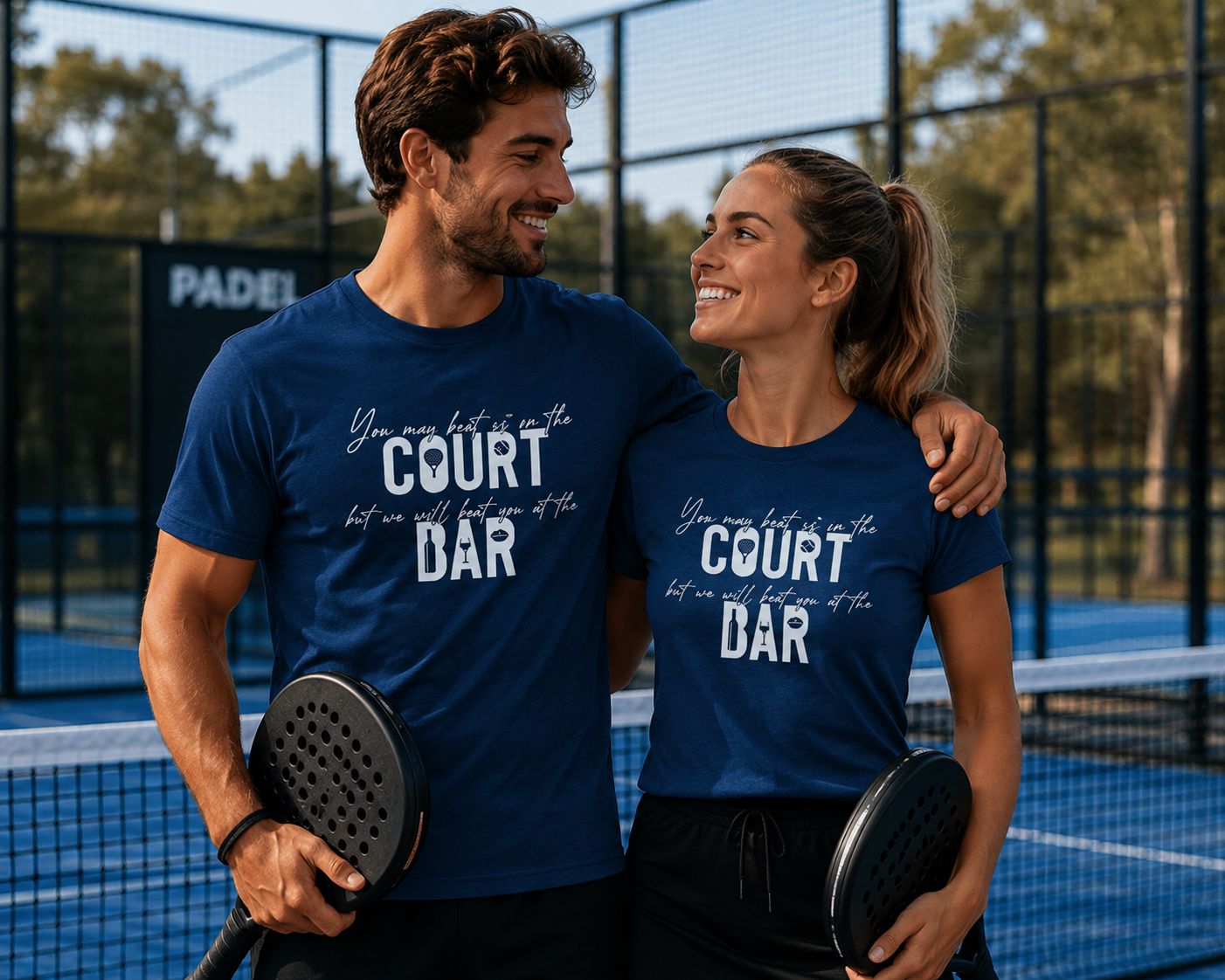 You May Beat Us On The Court But We Will Beat You At The Bar T-Shirt - Grappige Padel T-Shirt - Leuk Cadeau voor Padel Liefhebbers