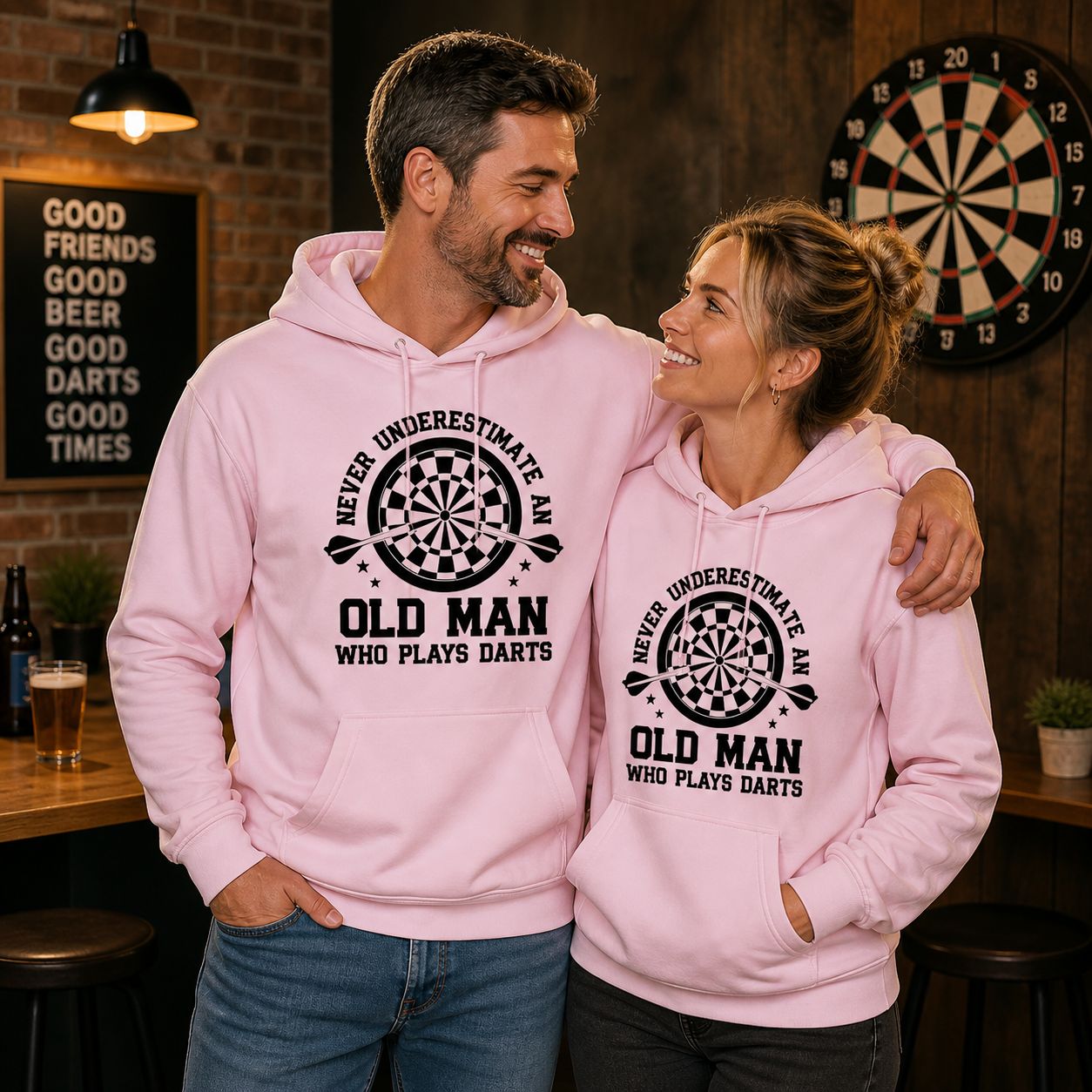 Never Underestimate An Old Man Who Plays Darts Hoodie – Funny Darts Hoodie – Unisex Cadeau voor Darts Spelers