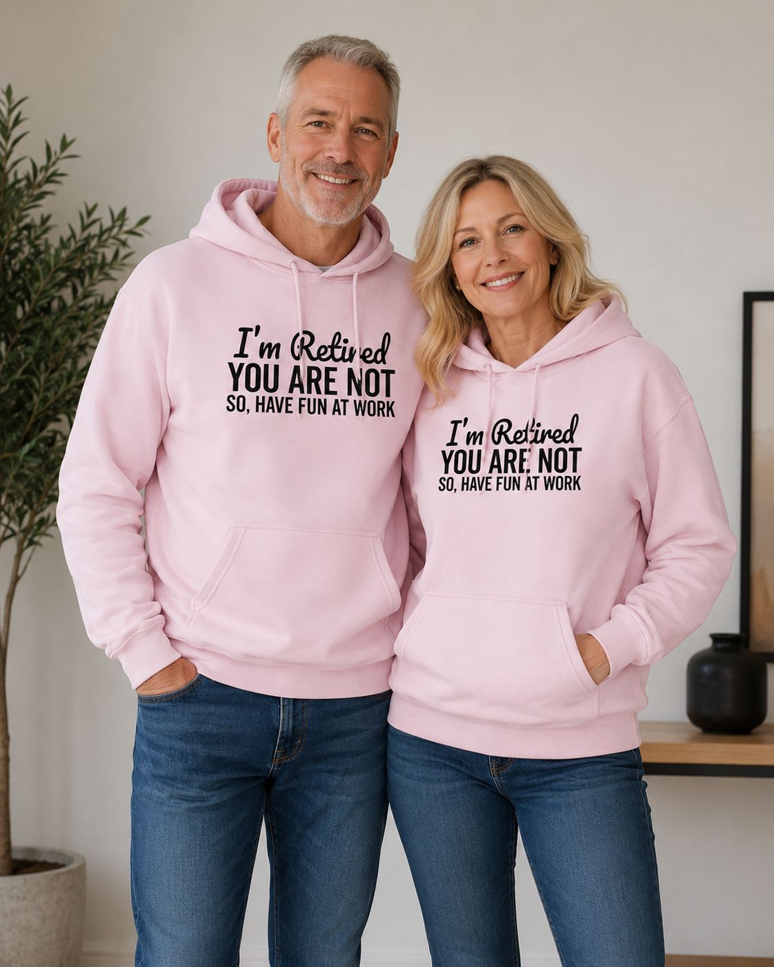 Hoodie ‘I’m Retired, You’re Not… So Have Fun At Work’ – Grappige Pensioen Hoodie met Humoristische Tekst