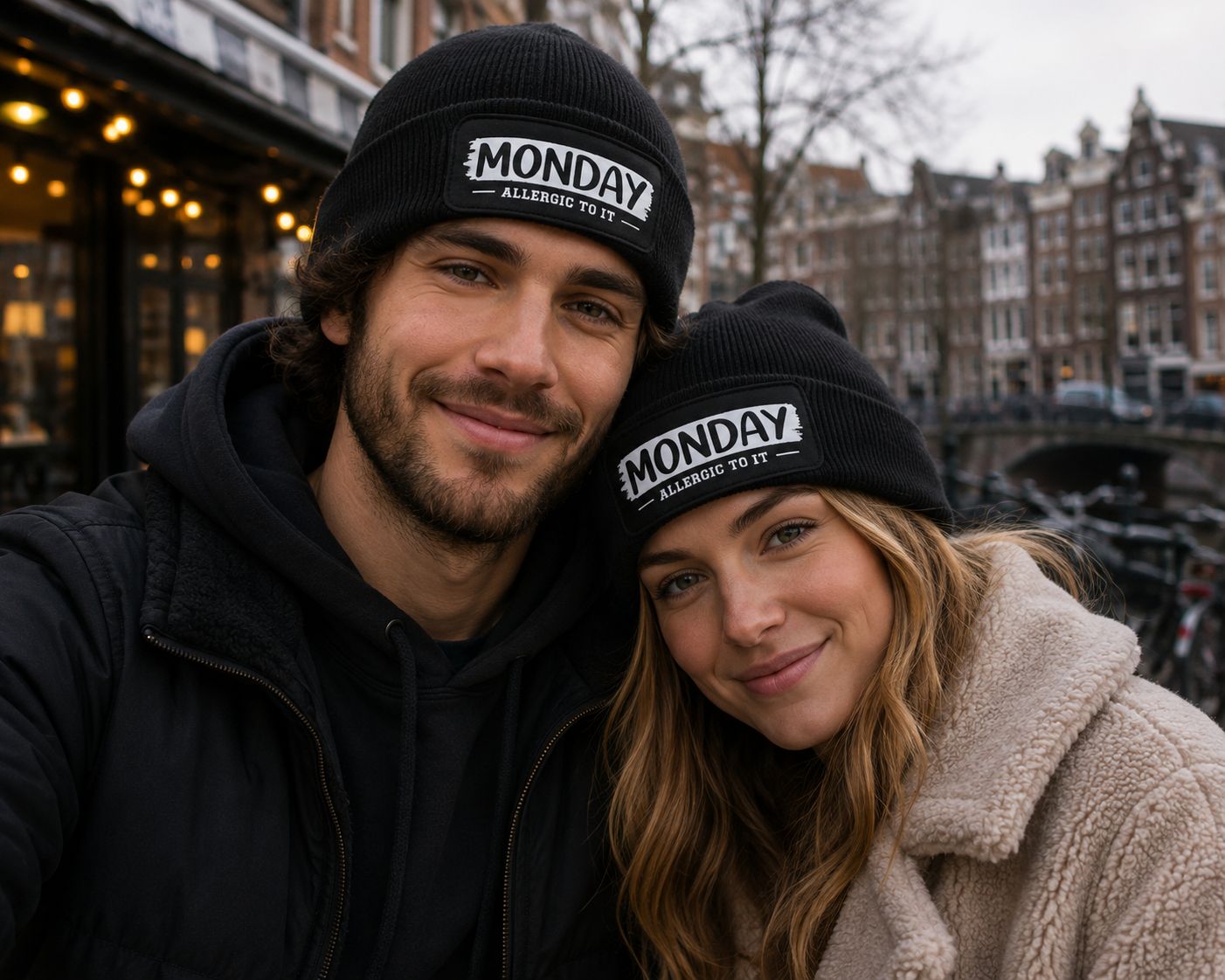 Wintermuts “Monday, Allergic To It” – Grappige Werkmuts voor Winter, School &amp; Maandagochtenden