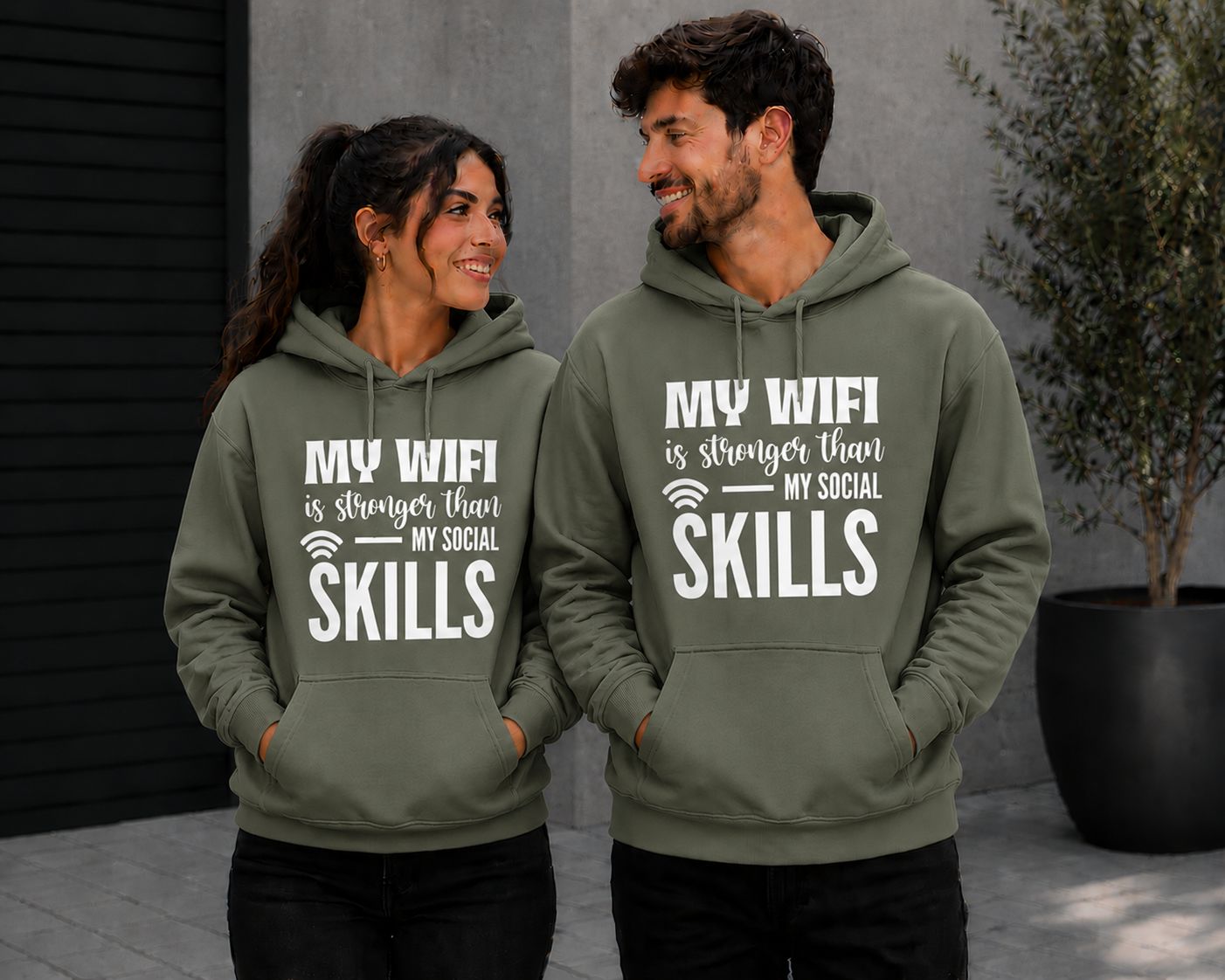 Hoodie ‘My WiFi Is Stronger Than My Social Skills’ – Grappige Hoodie voor Introverte Mensen