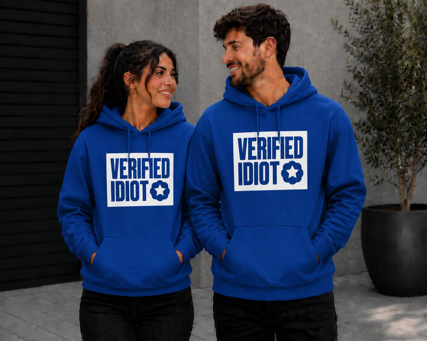 Hoodie ‘Verified Idiot’ – Grappige Hoodie met Hilarische Tekst