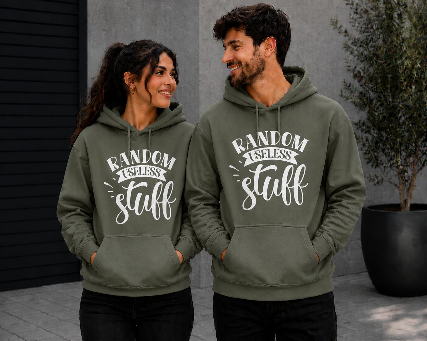 Hoodie ‘Random Useless Stuff’ – Grappige Hoodie met Humoristische Tekst