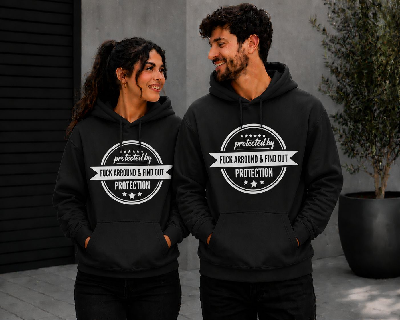 Hoodie ‘Protected By Fuck Around &amp; Find Out Protection’ – Stoere Hoodie met Grappige Waarschuwingstekst