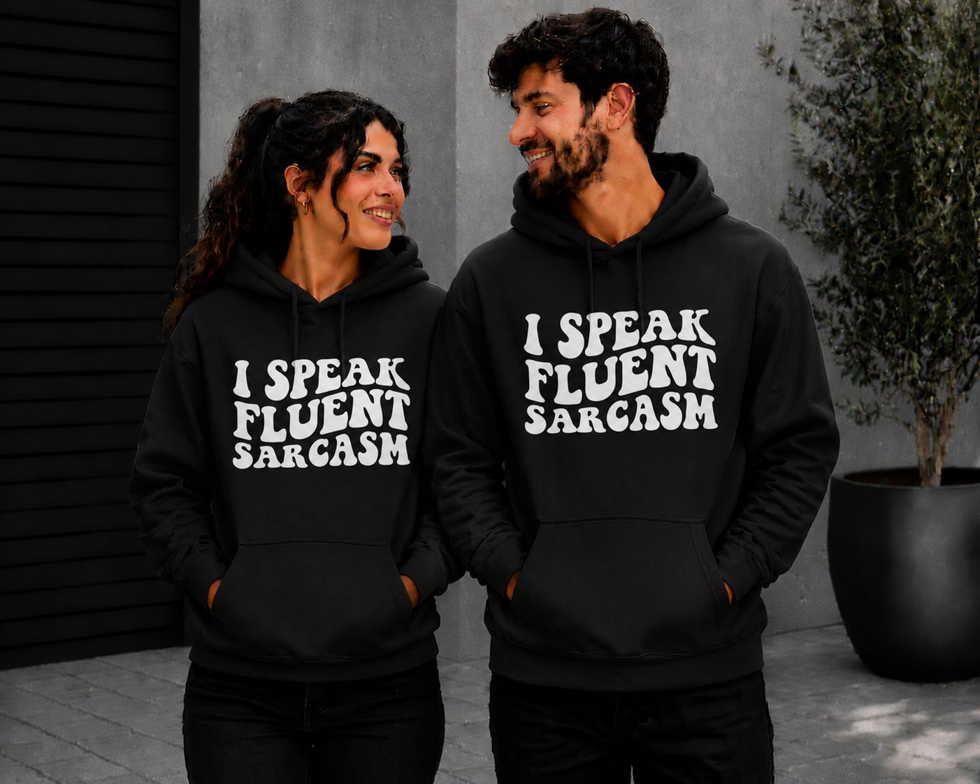 Hoodie ‘I Speak Fluent Sarcasm’ – Grappige Sarcastische Hoodie met Tekst