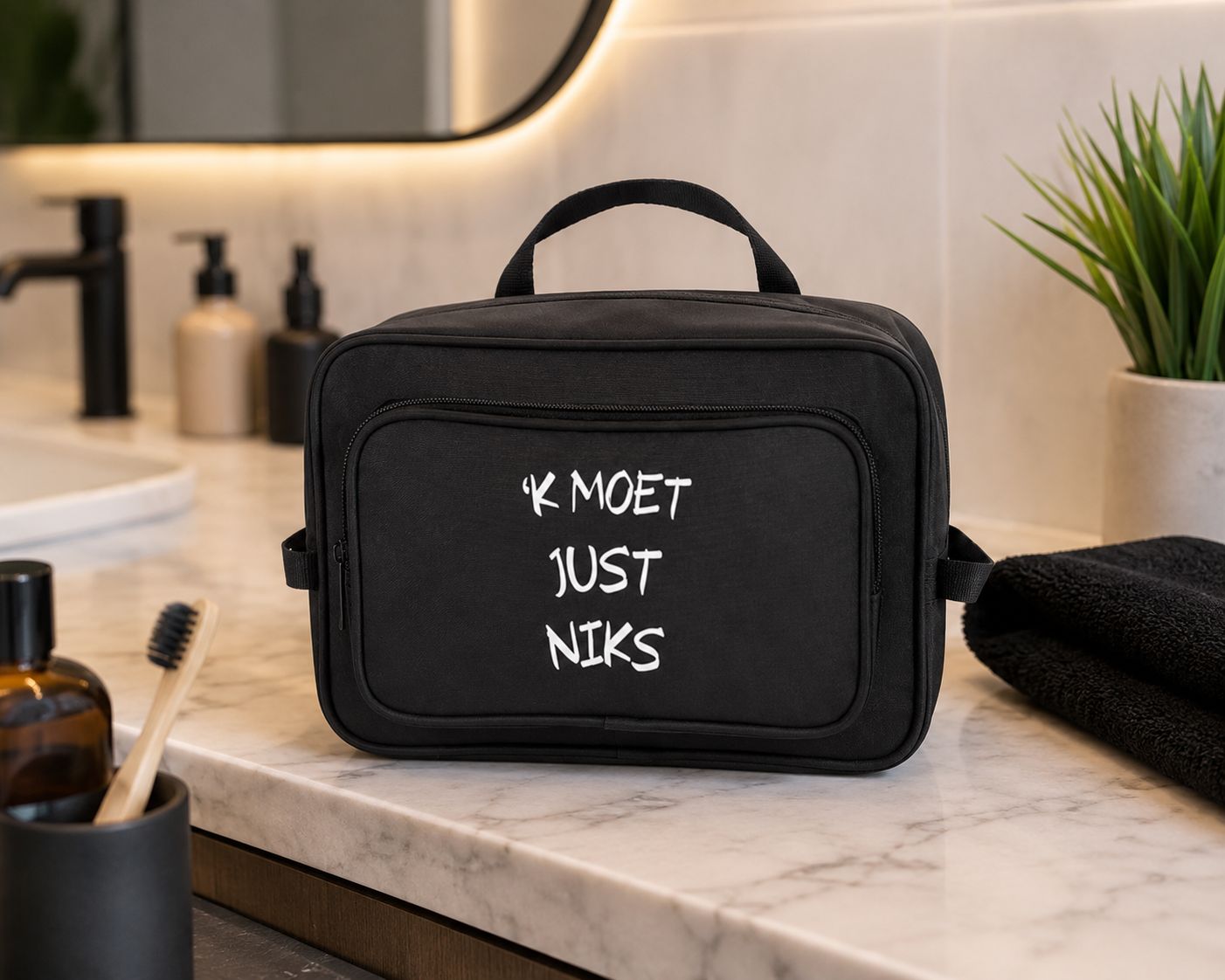 Toilettas ‘K Moet Just Niks’ – Grappige Vlaamse Toilettas met Tekst