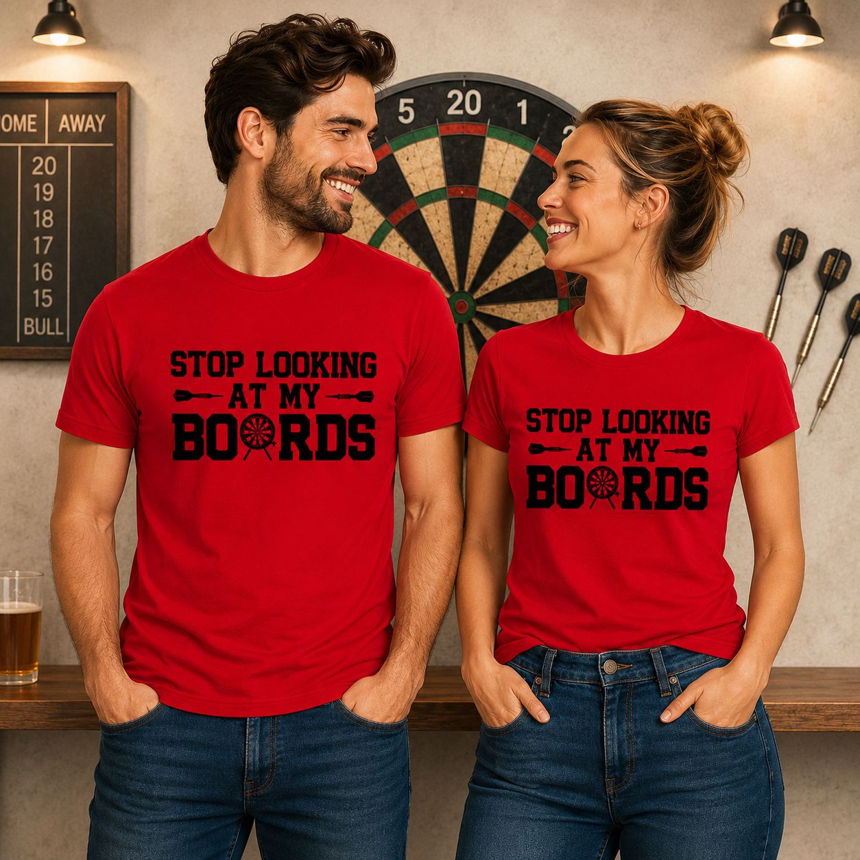 Stop Looking At My Boards T-Shirt - Grappige Darts T-Shirt - Leuk Cadeau voor Dartsliefhebbers