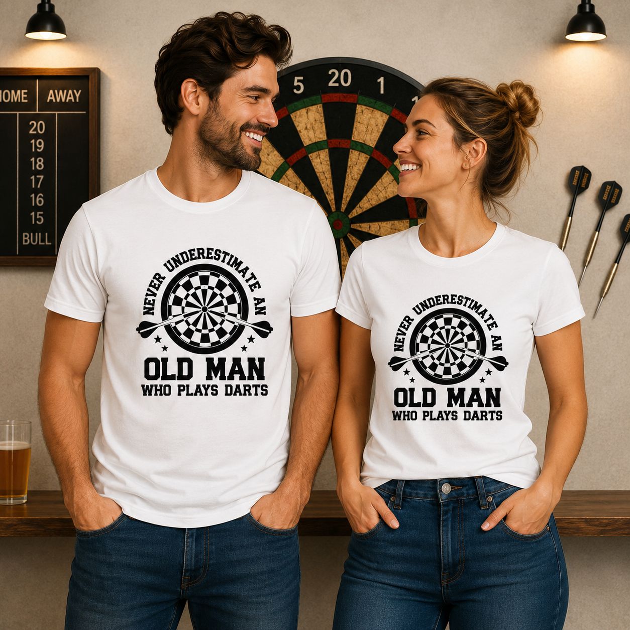 Never Underestimate An Old Man Who Plays Darts T-Shirt - Stoere Darts T-Shirt - Leuk Cadeau voor Dartsliefhebbers