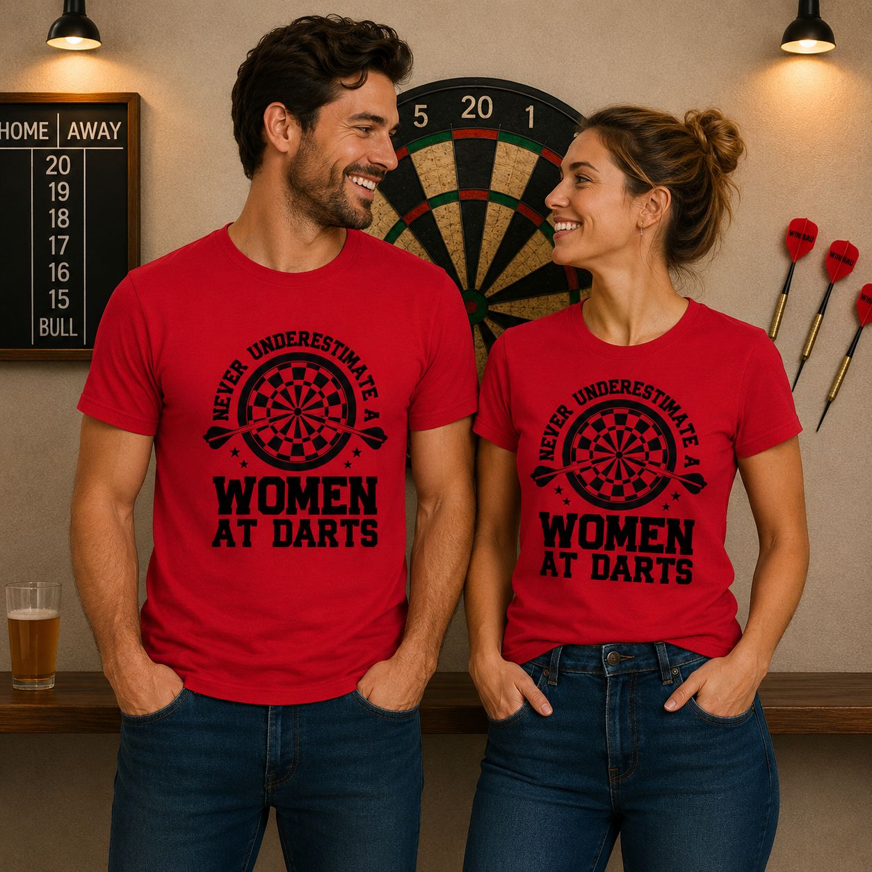 Never Underestimate A Woman At Darts T-Shirt - Stoere Darts T-Shirt - Leuk Cadeau voor Dartsliefhebbers