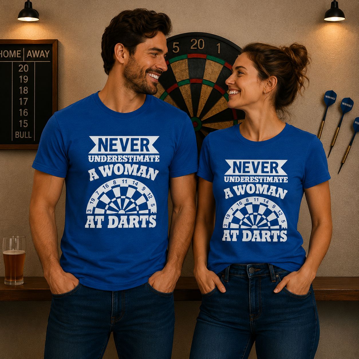 Never Underestimate A Woman At Darts T-Shirt - Stoere Darts T-Shirt - Leuk Cadeau voor Dartsliefhebbers