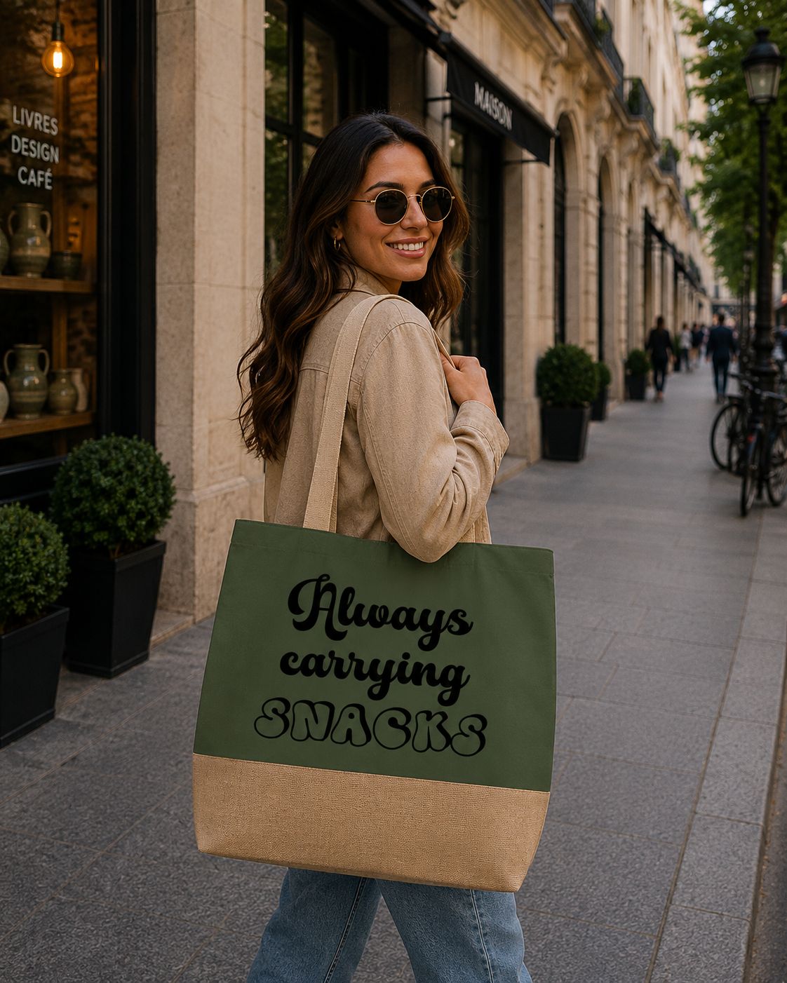 Strandtas “Always Carrying Snacks” – Grappige Shopper voor Stranddagen, Uitstappen &amp; Snack Lovers