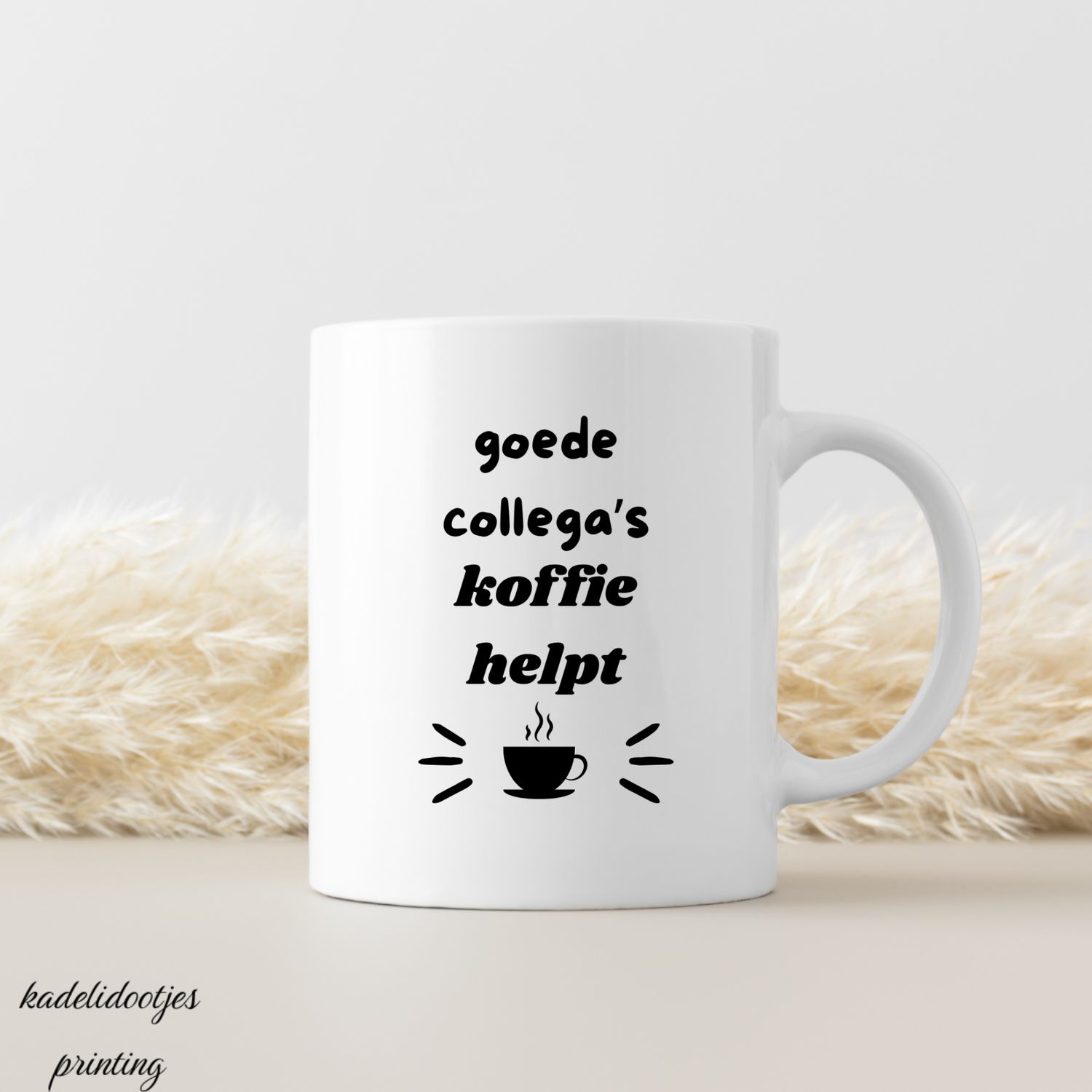 Goede Collega's, Koffie Helpt - Mok 11oz - Cadeau Collega