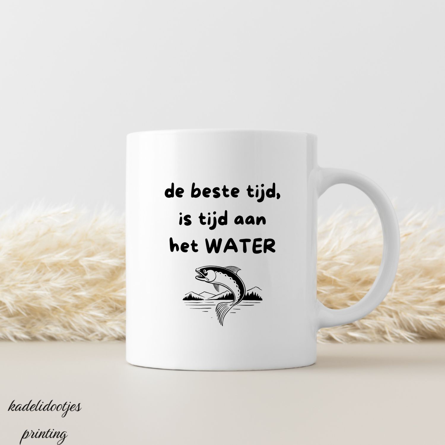 De Beste Tijd Is Aan Het Water - Mok 11oz - Visser Cadeau