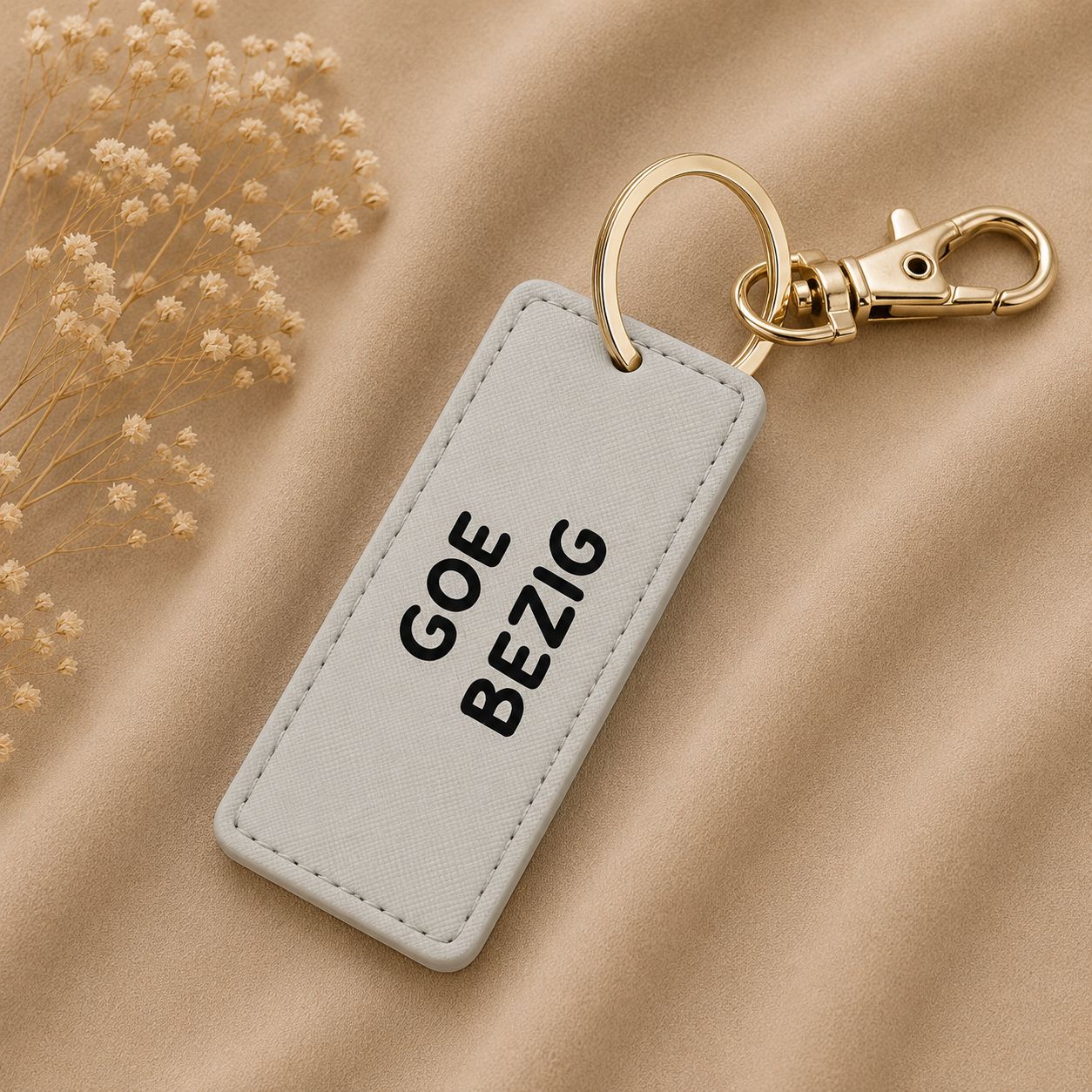 Sleutelhanger Goe Bezig – Grappig Vlaams Cadeau - Motiverende Sleutelhanger