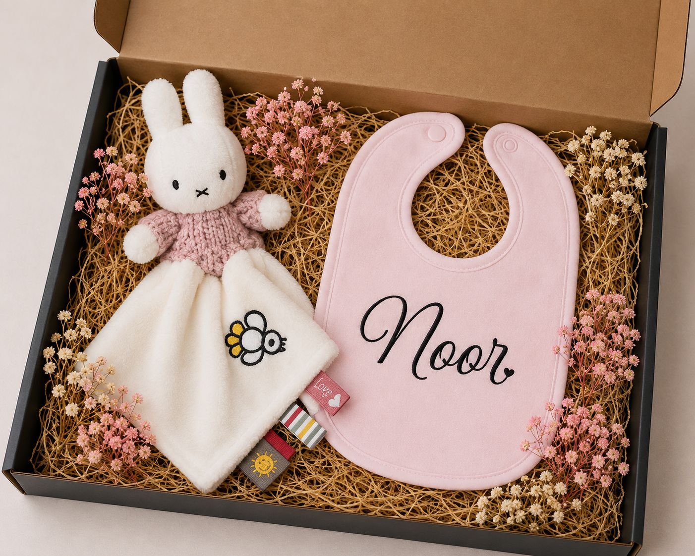 Baby Cadeaubox Knuffel &amp; Naam Meisje – Gepersonaliseerd Babycadeau met Nijntje Knuffeldoekje