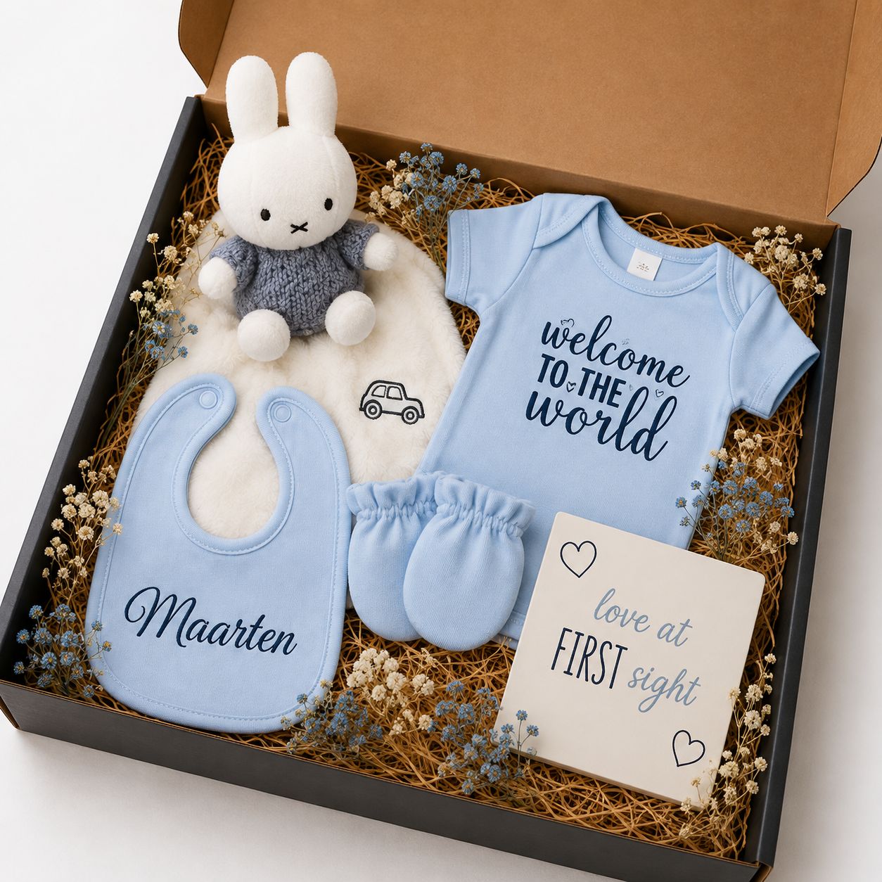 Baby Cadeaubox Love at First Sight Jongen – Gepersonaliseerd Geboortecadeau met Nijntje Knuffeldoekje