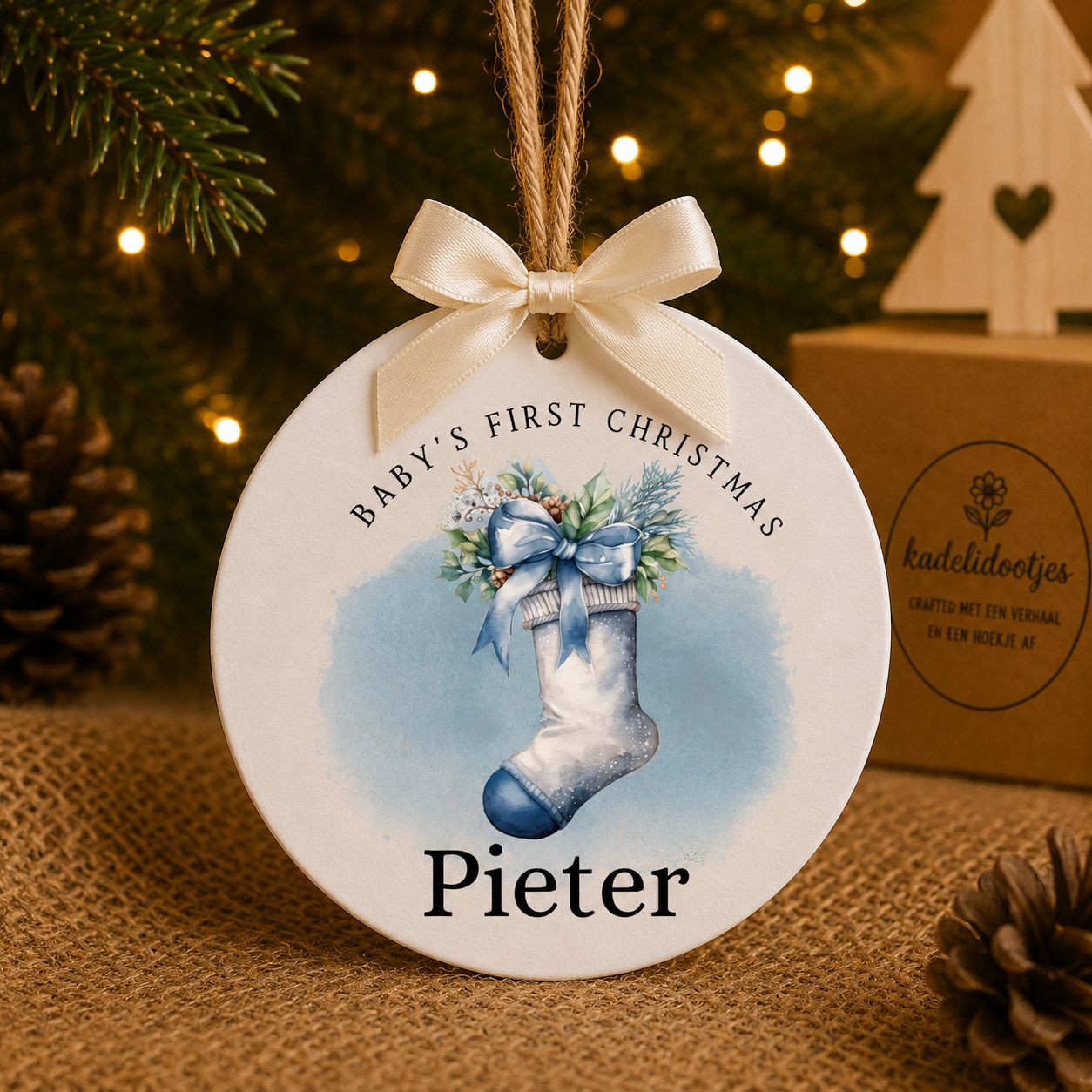 Baby’s Eerste Kerst Ornament met Naam – Blauwe Kerstsok – 8 cm | Kadelidootjes