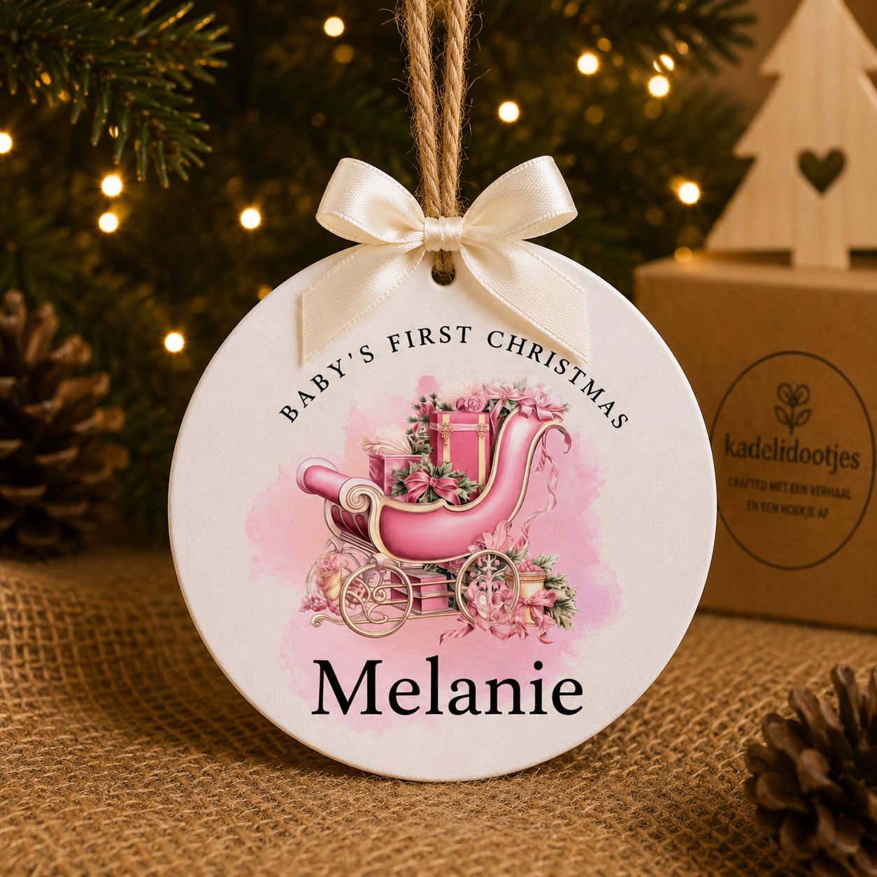 Baby’s Eerste Kerst Ornament met Naam – Roze Kerstslee – 8 cm | Kadelidootjes