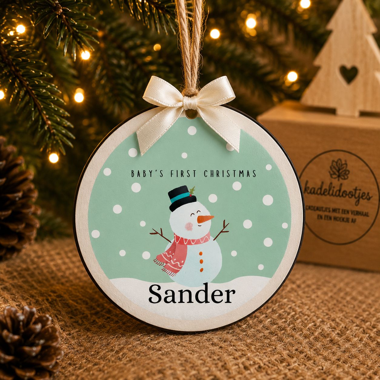 Baby’s Eerste Kerst Ornament met Naam – Sneeuwman – 8 cm | Kadelidootjes