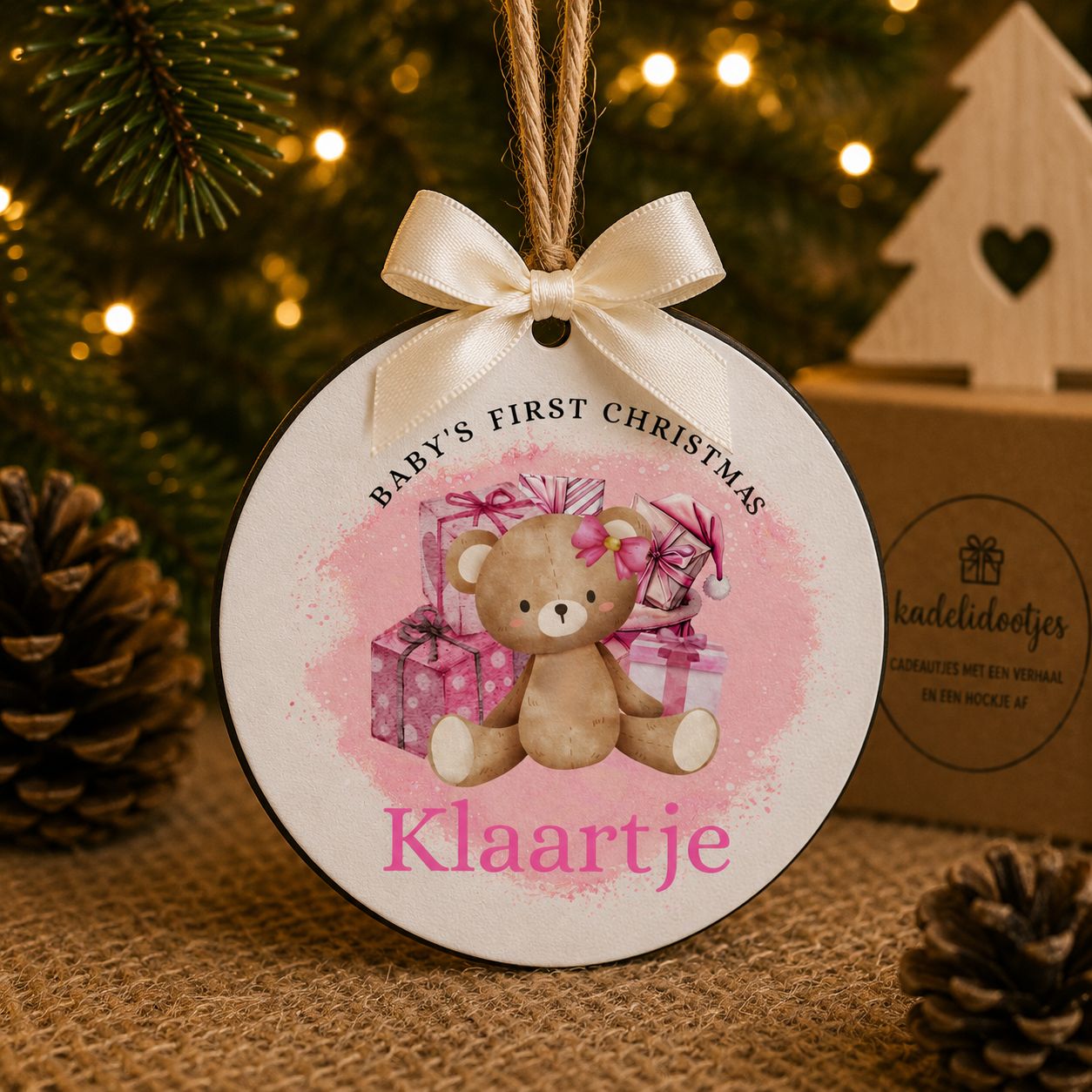 Baby’s Eerste Kerst Ornament met Naam – Teddybeer Roze – 8 cm | Kadelidootjes
