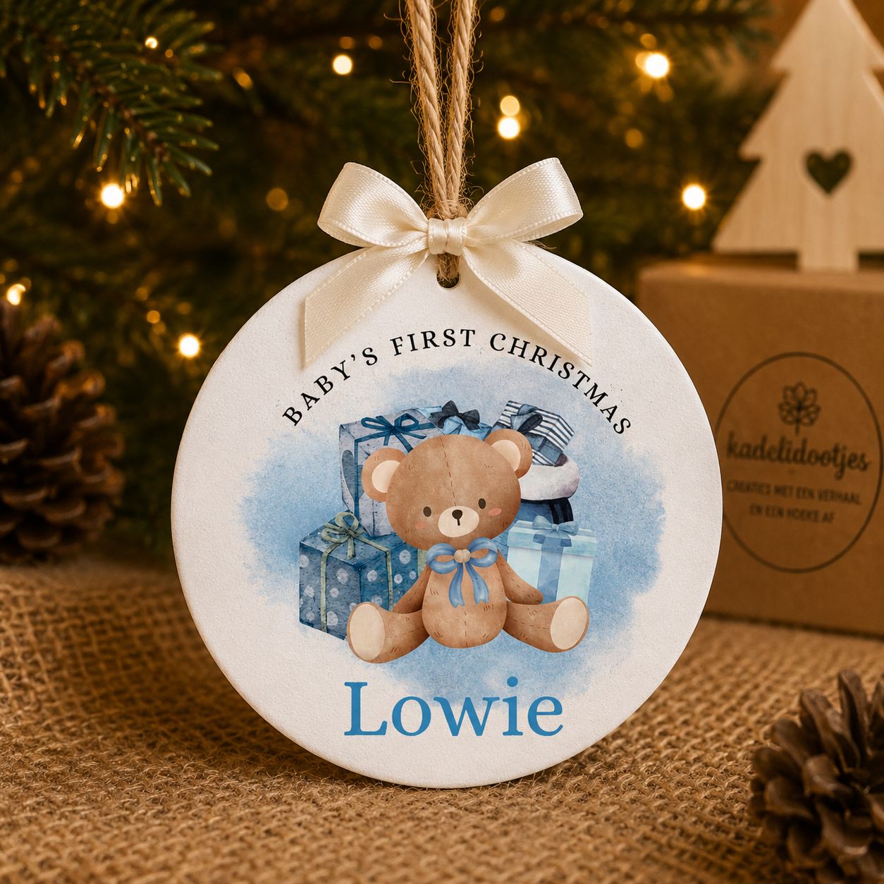 Baby’s Eerste Kerst Ornament met Naam – Teddybeer Blauw – 8 cm | Kadelidootjes