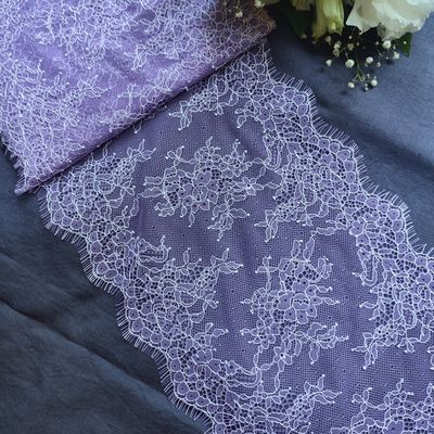 Pizzo Chantilly color lilla con bordi eyelash (a ciglia) 