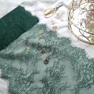 Galon de dentelle Chantilly vert émeraude avec bords à cils