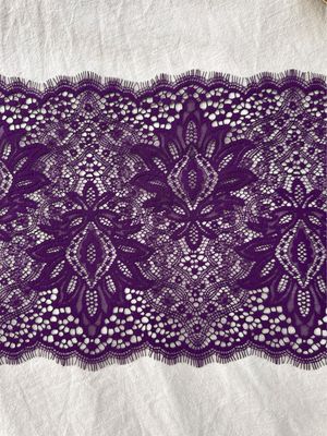 Dentelle non extensible violet foncé avec bords à cils