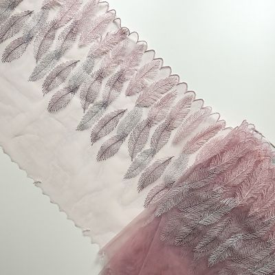 Pizzo ricamato con piume color rosa cipria